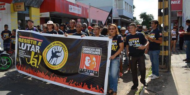 O Sindicato dos Lojistas do Piauí (Sindlojas) enviou nota à imprensa comunicando que a greve dos comerciários, anunciada pelo sindicato da categoria para acontecer nesta sexta-feira (16) foi suspensa e comércio funciona normalmente na data; segundo a nota, hoje pela manhã, ocorreu negociação entre os dois sindicatos no Tribunal Regional do Trabalho, mediada pelo desembargador Manoel Edilson Cardoso, onde as partes chegaram a um acordo e decidiram pela não paralisação dos serviços