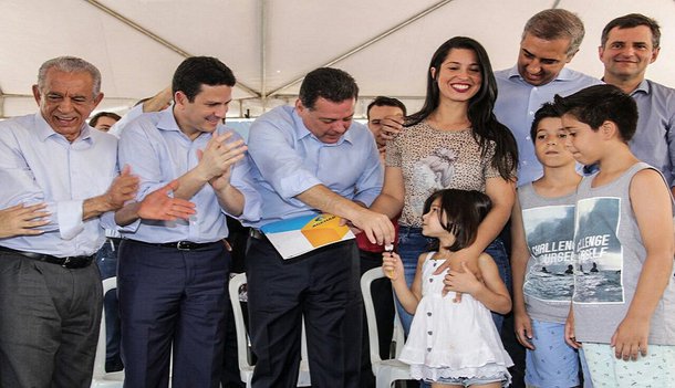 O governador Marconi Perillo e o ministro das Cidades, Bruno Araújo, entregaram os primeiros 400 apartamentos do Residencial Nelson Mandela, no Vera Cruz II, Região Oeste de Goiânia, na manhã desta segunda-feira (30), de um total de 1.616 unidades que engloba o complexo habitacional; também hoje, o governador entregou 300 unidades habitacionais no município de Guapó, na Grande Goiânia; Marconi destacou que em Goiás “já foram construídos”, em parceria com a Caixa Econômica Federal e prefeituras, “quase 300 mil casas e apartamentos”