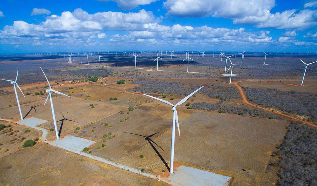 Cinco usinas de energia eólica do grupo italiano Enel Green Power e uma usina da espanhola Iberdrola, todas no Nordeste, receberam autorização para iniciar a operação comercial a partir desta terça-feira, segundo despachos da Agência Nacional de Energia Elétrica (Aneel); usinas da Enel, em Campo Formoso, na Bahia, formam o complexo Delfina com um total de 124 megawatts em capacidade instalada; já o parque da Iberdrola, Lagoa 1, foi construída em Santa Luzia, na Paraíba, e as máquinas autorizadas a operar somam 31,5 megawatts