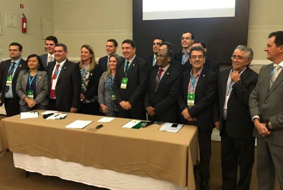 O presidente da Assembleia Legislativa de Goiás,José Vitti (PSDB), foi eleito por unanimidade para comandar o Colegiado Nacional de Presidentes das Assembleias Legislativas. A eleição aconteceu em Foz do Iguaçu, no Paraná, durante Conferência Anual da UNALE; Vitti sucede o ex-presidente da Assembleia de São Paulo, Fernando Capez; Erick Musso, presidente da Assembleia do Espírito Santo, foi eleito vice-presidente
