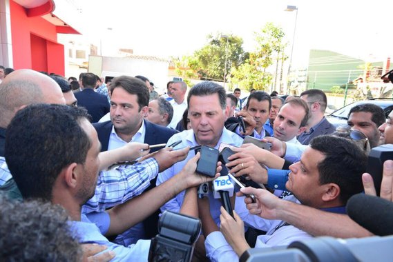 O governador Marconi Perillo afirmou, em Anápolis, durante a inclusão do município no Programa Passe Livre Estudantil Universal (PLE), que o Brasil precisa reconquistar a estabilidade política para voltar a crescer e a gerar empregos; “Nesse momento, o que a gente precisa é o Brasil funcionando, se estabilizar, gerar empregos”, disse o governador, em entrevista coletiva, quando perguntado sobre o resultado da votação da Câmara dos Deputados na denúncia contra  Michel Temer; “O Brasil está cansado de crise. Crise moral, ética, econômica, política, indecisão”, frisou;  “Se tiver que ser processado, ele será processado”