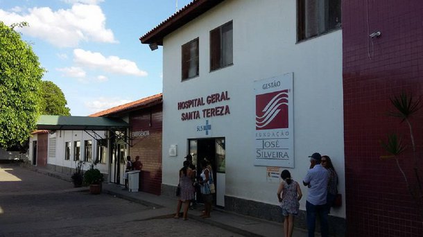 O secretário estadual da Saúde, Fábio Vilas-Boas, visitou neste sábado (4) o Hospital Geral Santa Tereza, em Ribeira do Pombal, que atualmente integra a rede da Secretaria da Saúde do Estado (Sesab) e anunciou que a unidade passará a ser administrado pelo Consórcio Interfederativo de Saúde da região. Para o prefeito de Ribeira do Pombal, Ricardo Maia, a maior proximidade da gestão do hospital com o município irá melhorar a administração da unidade