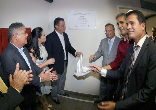 O governador Rui Costa entregou nesta segunda-feira (8) a reforma da unidade de bioimagem e a nova Unidade de Terapia Intensiva (UTI) Neurológica do Hospital Geral Roberto Santos (HGRS), em Salvador; com investimento de R$ 13 milhões, a unidade de bioimagem passou por total readequação, com a aquisição de equipamentos de alta tecnologia; "É uma unidade moderna. Ela tem o primeiro tomógrafo do Nordeste com 256 canais, com mais precisão e rapidez, possibilitando a realização de mais exames e com um nível de detalhamento muito maior. Com a PPP de Imagem, estamos modernizando os centros de imagem dos hospitais públicos da Bahia. Com isso, aumentamos a performance das cirurgias, tendo mais chances de cura, pois melhoramos o nível de detalhamento das imagens e do diagnóstico", afirmou Rui