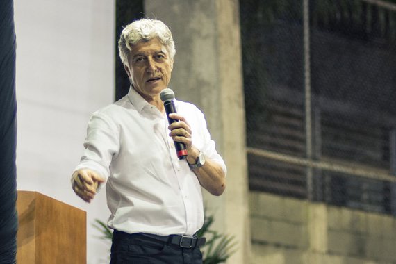 Jornalista investigativo Caco Barcellos critica a cobertura jornalística da Operação Lava Jato, e avalia que a mídia tem se limitado a "reproduzir" a versão dos fatos repassada pelo Ministério Público; "A gente não trabalha com cobertura de política porque a gente não gosta de 'blá, blá, blá'. Tudo que está em torno disso envolve o trabalho do Ministério Público. Não tem trabalho efetivo dos jornalistas. Os jornalistas reproduzem o que os promotores fazem", diz Caco