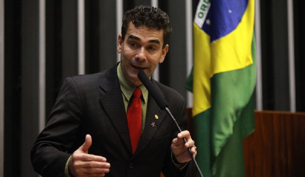 O deputado federal mineiro Padre João (PT) parabenizou a Primeira Turma do Supremo Tribunal Federal (STF), que por 3 votos a 2 determinou o afastamento do senador Aécio Neves do mandato e seu recolhimento noturno em casa; "Até que enfim. Não se trata de algo que eu tenha contra o Aécio, mas é o Aécio que está em conflito com a lei, e não é de hoje", diz Padre João; Aécio foi denunciado pelos crimes de corrupção passiva e obstrução à Justiça, mas o Supremo negou pedido de prisão feito pela Procuradoria Geral da República; Padre João acredita que o senador "só não foi preso porque é do PSDB"