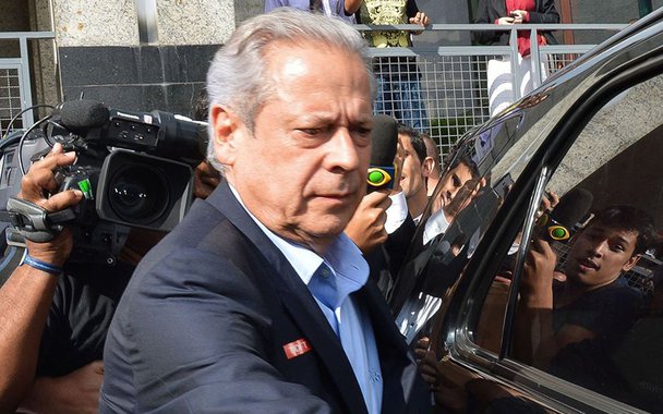 Em artigo para o Blog Nocaute, o ex-ministro José Dirceu explica porque os brasileiros pagam juros sobre juros, alimentando assim "a maior e mais escandalosa concentração de renda, apropriada de 90% de brasileiros pelos bancos e financeiras"; "Os resultados mostram que, de 2010 a 2015, pagamos R$ 1,287 trilhão de juros da dívida interna. Começamos a pagar R$ 125 bilhões de juros em 2010 e continuamos pagando cada vez mais – R$ 181 bilhões em 2011, R$ 147 bilhões em 2012, R$ 186 bilhões em 2013, R$ 251 bilhões em 2014 e R$ 397 bilhões em 2015", afirma Dirceu