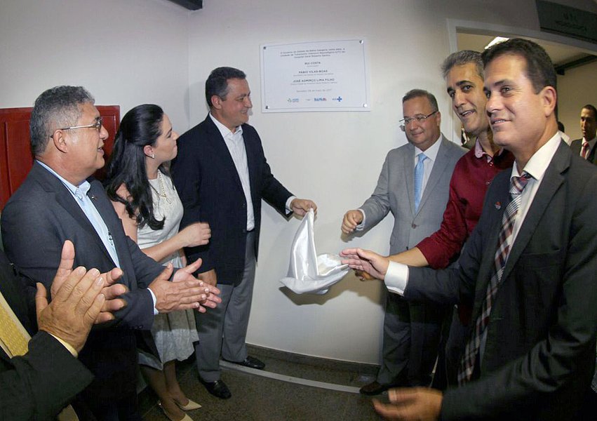 O governador Rui Costa entregou nesta segunda-feira (8) a reforma da unidade de bioimagem e a nova Unidade de Terapia Intensiva (UTI) Neurológica do Hospital Geral Roberto Santos (HGRS), em Salvador; com investimento de R$ 13 milhões, a unidade de bioimagem passou por total readequação, com a aquisição de equipamentos de alta tecnologia; "É uma unidade moderna. Ela tem o primeiro tomógrafo do Nordeste com 256 canais, com mais precisão e rapidez, possibilitando a realização de mais exames e com um nível de detalhamento muito maior. Com a PPP de Imagem, estamos modernizando os centros de imagem dos hospitais públicos da Bahia. Com isso, aumentamos a performance das cirurgias, tendo mais chances de cura, pois melhoramos o nível de detalhamento das imagens e do diagnóstico", afirmou Rui