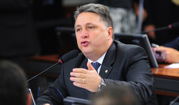 A defesa de Anthony Garotinho diz em nota que o alvará de soltura do ex-governador não foi integralmente cumprido na noite desta quarta-feira, "uma vez que a tornozeleira eletrônica não foi ainda retirada como determinara o TSE"