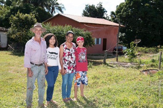 Resultado de parceria com o Movimento Camponês Popular (MCP) e a Caixa, o governo Marconi Perillo realizou na sexta-feira (5) e sábado (6) o sonho da moradia popular de 104 famílias dos municípios de Divinópolis, Guarani, Crixás e Uirapuru; por meio da Agehab, a administração estadual entregou as chaves das moradias rurais construídas e reformadas com recursos do Cheque Mais Moradia nos quatro municípios; das 104 moradias entregues, 81 são novas construções e 23, reformas; desde a implantação do programa de moradia rural, em 2011, a administração Marconi Perillo assegurou mais de R$ 40 milhões de investimento para construção e reforma de habitações na zona rural