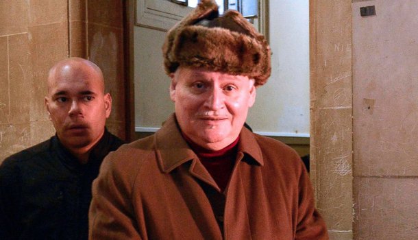 Tribunal francês condenou Carlos, o Chacal, à sua terceira pena de prisão perpétua, depois de considerá-lo culpado por um ataque com granada cometido 42 anos atrás em uma loja de Paris que matou duas pessoas e feriu outras 34; venezuelano, cujo nome verdadeiro é Ilich Ramírez Sánchez, já cumpre duas sentenças de prisão perpétua na França devido a atentados que realizou nos anos 1970 e 1980; Ramírez já foi um dos terroristas mais procurados no mundo