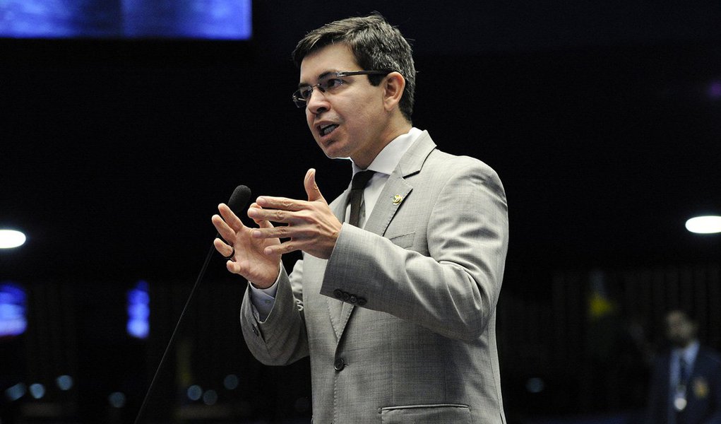 Ao deixar o colegiado, senador acusa governistas de retaliar as denúncias contra Temer, tirar vantagens, desacreditar o Ministério Público Federal e acabar com a Operação Lava Jato