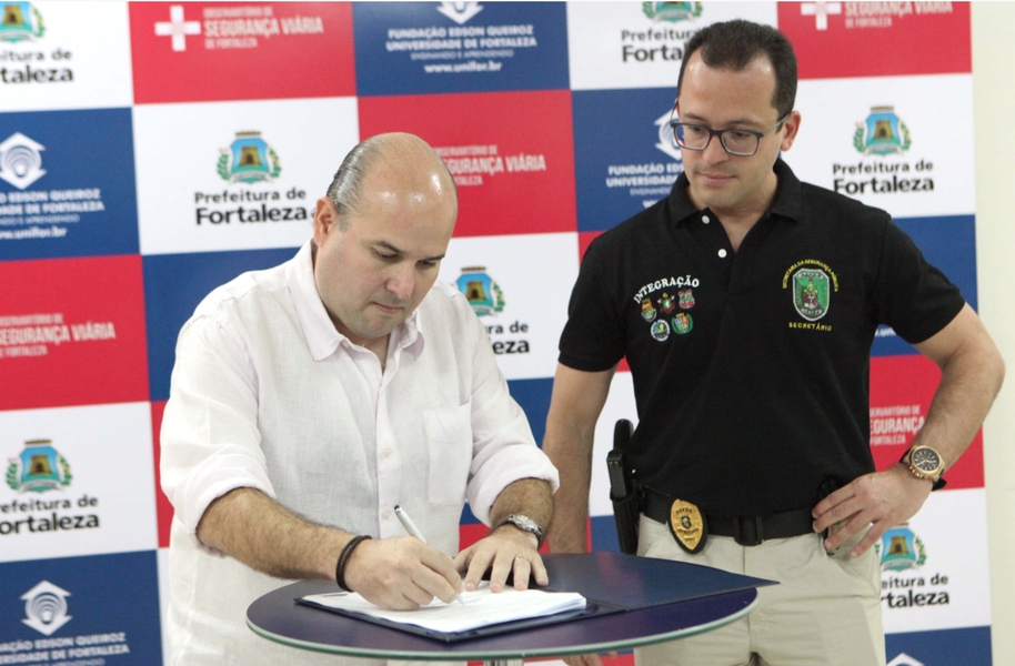 Inaugurado nesta terça (27) pelo prefeito Roberto Cláudio (PDT), em parceria com a Universidade de Fortaleza (Unifor), o Observatório de Segurança Viária possibilitará acompanhamento de dados e direcionamentos de políticas públicas para melhorias no trânsito da Cidade e prevenção de acidentes. Na ocasião, o gestor assinou, ainda, convênio para a disponibilização dos equipamentos de vigilância municipais para atividades de segurança da Secretaria de Segurança Pública e Defesa Social do Estado (SSPDS)