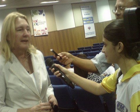 Ex-prefeita de Maceió, a atual secretária municipal de Saúde de Palmeira dos Índios, no Agreste, Katia Born, anunciou a saída do Partido Socialista Brasileiro (PSB) e o ingresso no Partido Democrático Trabalhista (PDT); ela revelou que levará para o novo partido o reforço de mais de 200 ex-filiados do PSB; “Pelo menos 45 diretórios do PSB, mais o deputado estadual Inácio Loiola irão me acompanhar e assinar também a ficha de filiação do PDT”, informou a ex-prefeita da capital