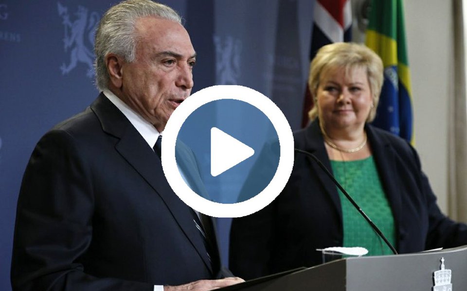 Michel Temer passou vergonha novamente em sua missão na Europa. Na manhã desta sexta-feria, 23, em Oslo, Temer ouviu da primeira-ministra Erna Solberg que a Noruega está preocupada com a operação Lava Jato preocupa e que é preciso achar uma solução para a corrupção; "Estamos muito preocupados com a Lava Jato. É importante fazer uma limpeza", disse Erna Solberg, em declaração ao lado de Temer; na chegada ao evento, Temer foi alvo de protestos; um grupo fez uma manifestação na frente ao prédio onde Temer e Erna se reuniram, exibindo cartazes pedindo respeito à democracia, aos direitos humanos e aos direitos indígenas