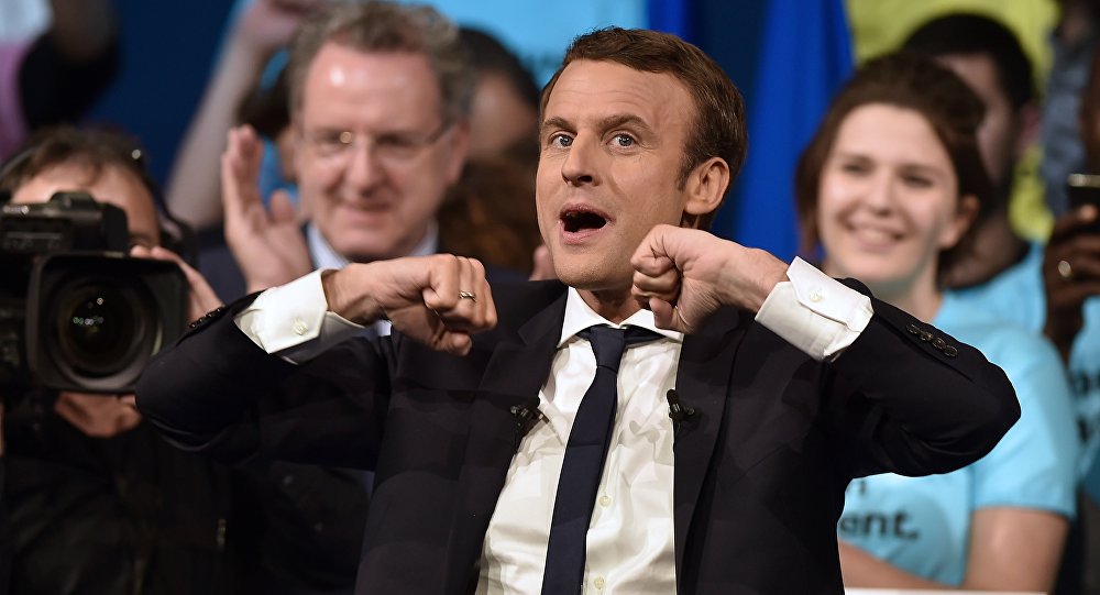 Comitê de campanha do candidato Emmanuel Macron novamente barrou jornalistas da rede de televisão russa RT e da Sputnik França; profissionais da imprensa tiveram seu trabalho impedido pela primeira vez durante a cobertura do resultado do primeiro turno das eleições, no dia 23 de abril; apesar de ter entrado em contato com o comitê para conseguir o credenciamento, os jornalistas foram vetados e deixados sem explicação