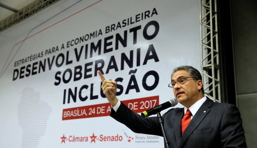 As Bancadas do PT na Câmara e no Senado entendem que, para o Brasil sair do atoleiro, é necessário adotar um conjunto de medidas que ampliem os investimentos públicos em setores estratégicos, além de manter os direitos da população nos campos trabalhista e previdenciário