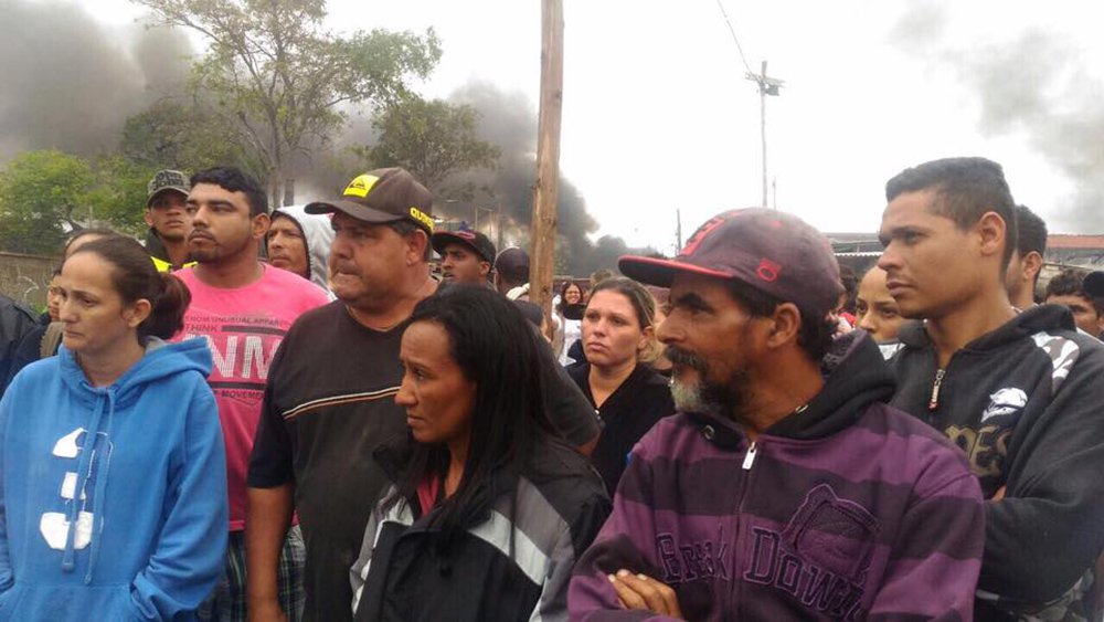 Cerca de 500 famílias da Ocupação Nelson Mandela, em Jardim Capivari, bairro de Campinas, no interior paulista, estão submetidas a processo de reintegração de posse desde as 4h desta terça-feira (28), com a chegada de 400 homens da Polícia Militar e da cavalaria; segundo ativistas e defensores dos direitos humanos que acompanham a ação, a PM usou de violenta, com disparos de bombas de gás e balas de borracha, contra mulheres, crianças e idosos