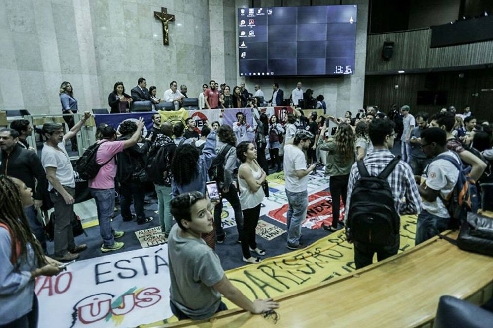 Movimentos estudantis e sociais, além de trabalhadores da Cultura, ocuparam a Câmara Municipal de São Paulo nesta quarta-feira 9 contra o desmonte de políticas públicas que a gestão de João Doria (PSDB) vem promovendo; a ocupação denuncia a retirada do passe livre estudantil e os projetos de leis de privatizações 367, 364 e 404