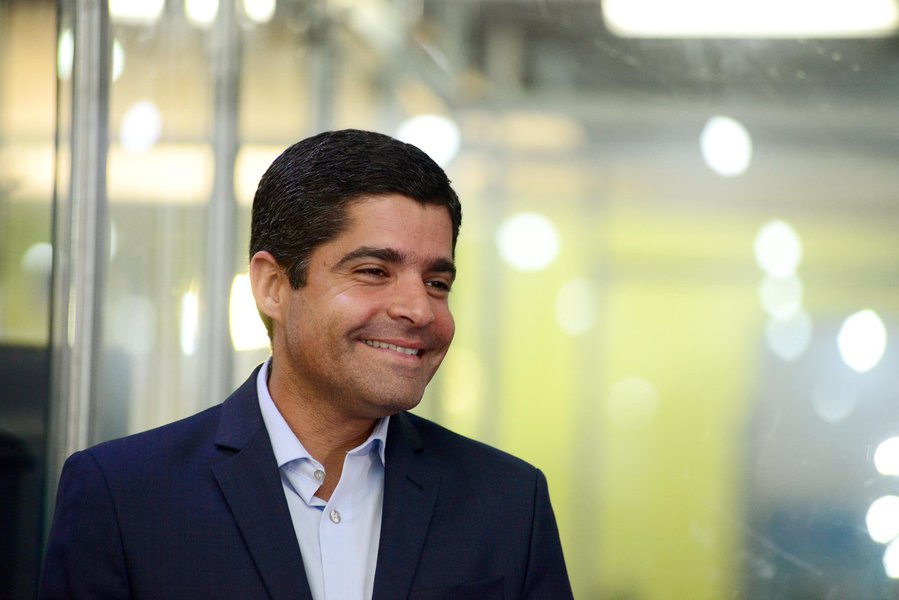 O prefeito ACM Neto está entre as personalidades que mais se destacaram no Brasil neste ano, de acordo com a Editora Três, responsável pela publicação Revista IstoÉ; ele foi escolhido como 'Personalidade do Ano na Categoria Política' por "liderança, popularidade, influência nacional e pelos excelentes resultados à frente da Prefeitura da primeira capital do país"