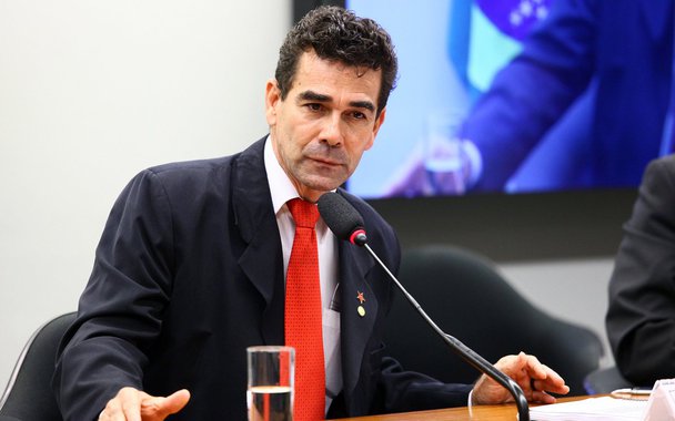 O deputado Padre João (PT-MG) criticou a decisão do STF, que negou o pedido da PGR para prender o senador Aécio Neves (PSDB-MG), mas determinou o afastamento dele do seu mandato e seu recolhimento noturno em casa; “Olha que essa denúncia ainda não é nada diante do que ocorreu na Cidade Administrativa e da lista de Furnas. Se ele não fosse do PSDB, já estaria preso há muito tempo. Ele espertamente é do PSDB, mantém-se no PSDB com suas relações com o setor da Polícia Federal, com o setor do Ministério Público, com o setor do próprio Judiciário, onde ele encontra proteção, porque a ligação dele com o tráfico de cocaína é óbvia, como também a da família Perrella, e ninguém é preso nesses episódios”