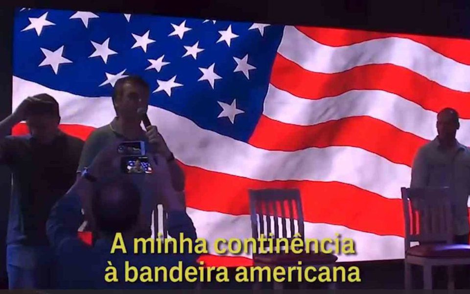 O debate com o deputado Jair Bolsonaro (PSC-RJ), na Elliott School de Assuntos Internacionais da Universidade George Washington, que aconteceria na sexta 13 de outubro, foi cancelado; convite da universidade ao político gerou protestos, artigos críticos na imprensa internacional e uma carta assinada por mais de 400 professores, estudantes e pesquisadores que manifestaram repúdio a Bolsonaro, descrito como autor de “um discurso de ódio que incita a violência contra comunidades marginalizadas”; o diretor do departamento de Brasil da GWU e organizador da palestra, o americano Mark Langevin criticou as manifestações contrárias ao convite a Bolsonaro e defendeu a palestra como um “direito ao debate democrático”