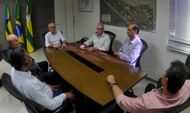 O prefeito Edvaldo Nogueira recebeu a visita dos empresários do setor de transporte público de Aracaju e solicitou que as empresas sejam parcerias da prefeitura para viabilizar a realização do Réveillon da capital; "Foi um encontro muito bom. Pudemos conversar sobre temas de interesse da cidade e aproveitei a oportunidade para pedir o apoio dos empresários para que a gente possa realizar uma linda festa de Réveillon, dentro do modelo de parcerias que tenho defendido para a nossa administração. As expectativas são boas", revelou Edvaldo