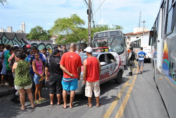 Números do governo de Alagoas mostram, pelo oitavo mês consecutivo, redução no número de assaltos em coletivos em Maceió; os dados, apresentados durante reunião com Sindicato dos Rodoviários, empresas de ônibus e a cúpula da Segurança Pública, mostra, quando comparados os nove primeiros meses de 2016 com o mesmo período deste ano, que a queda foi de 55.9%; no mês de setembro foram registrados 60 assaltos a ônibus, o que representa uma redução de 6,25% quando comparado ao mesmo mês do ano anterior