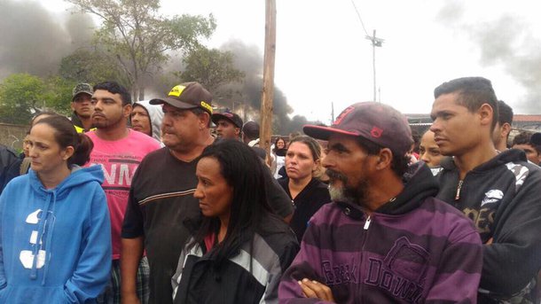 Cerca de 500 famílias da Ocupação Nelson Mandela, em Jardim Capivari, bairro de Campinas, no interior paulista, estão submetidas a processo de reintegração de posse desde as 4h desta terça-feira (28), com a chegada de 400 homens da Polícia Militar e da cavalaria; segundo ativistas e defensores dos direitos humanos que acompanham a ação, a PM usou de violenta, com disparos de bombas de gás e balas de borracha, contra mulheres, crianças e idosos