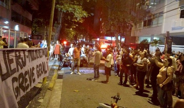 Servidores e funcionários da Universidade Estadual do Rio de Janeiro (Uerj) realizaram um protesto na noite desta terça-feira, na Rua Rainha Guilhermina,no Leblon, onde mora o governador Luiz Fernando Pezão (PMDB), e seguiu para a Rua Aristides Espínola, onde o ex-governador Sérgio Cabral tem um apartamento