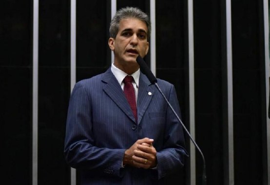 Acompanhando em tempo real as manifestações que incendeiam Brasília, direto da Praça dos Três Poderes, o deputado federal baiano Robinson Almeida, do PT, pede que Michel Temer tenha dignidade e renuncie à presidência da República por causa da revelação de que ele comandava uma operação de compra do silêncio do ex-deputado Eduardo Cunha na Lava Jato; "Ele devia dar um gesto de dignidade e renunciar para amenizar essa crise que se instalou", disse Robinson; o deputado avalia que a renúncia de Temer seria "menos traumática para o Brasil"