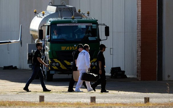 Ex-ministro Geddel Vieira Lima, preso na semana passada pela Polícia Federal e lavado para o presídio da Papuda, em Brasília,, deverá pedir o seu afastamento do PMDB nesta quarta-feira (13); tendência da cúpula da legenda é aceitar o pedido de afastamento na mesma data; Geddel é o primeiro-secretário da direção nacional do PMDB e da presidência do partido na Bahia; afastamento é uma estratégia para tentar minimizar a crise aberta pela prisão do ex-ministro e blindar Michel Temer, de quem Geddel era um dos colaboradores mais próximos