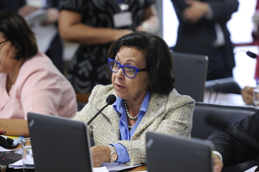 A senadora baiana Lídice da Mata (PSB) criticou nesta terça-feira, em audiência na Comissão de Assuntos Econômicos do Senado, o relatório produzido para a reforma trabalhista; "Eu não posso deixar de dizer que para mim esse relatório foi uma surpresa. pois não relata nada, me perdoem", afirmou a socialista; o documento mencionado por Lídice faculta ao presidente da República mudanças que os próprios senadores poderiam ter feito e que dificilmente ele fará. Lídice diz ainda que o relatório do Senado é muito parecido com o "monstro" enviado pela