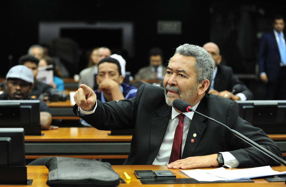 Em debate na Câmara, o deputado federal Paulão (PT-AL) condenou as reformas do governo Michel Temer e chamou a atenção para um problema que tende a recrudescer no País, a partir da terceirização, que são os acidentes de trabalho; segundo ele, as mortes no trabalho representam faceta mais terrível da terceirização e que dados estatísticos comprovam que os trabalhadores terceirizados estão muitos mais sujeitos a infortúnios do que os contratados diretamente; Paulão mostrou que de cada 10 acidentes de trabalho, 8 acontecem com terceirizados e de cada 5 mortes por acidente de trabalho, 4 são de terceirizados