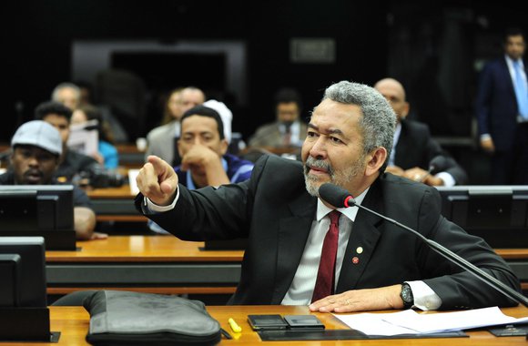 Em debate na Câmara, o deputado federal Paulão (PT-AL) condenou as reformas do governo Michel Temer e chamou a atenção para um problema que tende a recrudescer no País, a partir da terceirização, que são os acidentes de trabalho; segundo ele, as mortes no trabalho representam faceta mais terrível da terceirização e que dados estatísticos comprovam que os trabalhadores terceirizados estão muitos mais sujeitos a infortúnios do que os contratados diretamente; Paulão mostrou que de cada 10 acidentes de trabalho, 8 acontecem com terceirizados e de cada 5 mortes por acidente de trabalho, 4 são de terceirizados