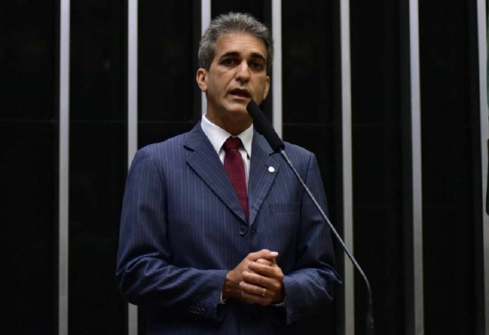 Acompanhando em tempo real as manifestações que incendeiam Brasília, direto da Praça dos Três Poderes, o deputado federal baiano Robinson Almeida, do PT, pede que Michel Temer tenha dignidade e renuncie à presidência da República por causa da revelação de que ele comandava uma operação de compra do silêncio do ex-deputado Eduardo Cunha na Lava Jato; "Ele devia dar um gesto de dignidade e renunciar para amenizar essa crise que se instalou", disse Robinson; o deputado avalia que a renúncia de Temer seria "menos traumática para o Brasil"