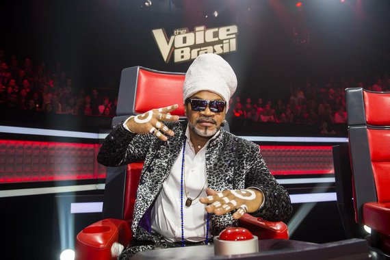 O músico Carlinhos Brown está provocando diversas críticas por conta de uma declaração sua, durante a sua participação do programa The Voice Brasil, da Rede Globo, na última quarta-feira (20); na ocasião, ao se referir a uma participante refugiada do Congo, de nome Isabel, disse que a Princesa Isabel "trouxe para nós uma liberdade exclusiva. Uma mulher sensível, de pele clara, que libertou os negros da escravidão"; o mais curioso é que na sequência de sua fala, se referiu aos negros na terceira pessoa: "Eles que vinham do Congo Brazzaville, eles que vinham de Angola, foram pra Bahia, foram pra Recife, mas vieram muito pra o Rio"