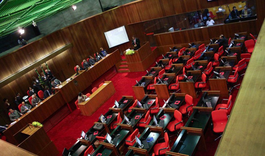 Os deputados aprovaram requerimento para realização de audiência pública para discutir a proposta orçamentária para o ano de 2018; requerimento prevê que sejam convidados representantes das Secretarias de Estado da Fazenda, Planejamento, Administração, Saúde, Educação, Cultura e Segurança, Tribunal de Justiça, Ministério Público, Defensoria Pública do Estado, Procuradoria Geral do Estado, Tribunal de Contas, CUT, UESPI, além dos sindicatos de servidores dessas instituições, segundo reportagem do Piauí Hoje