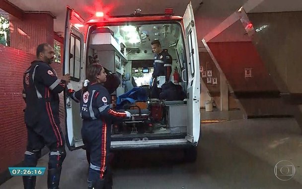 Mais uma criança vítima do ataque à creche Gente Inocente, em Janaúba (MG), morreu em um hospital de Belo Horizonte - Mateus Felipe Rocha Santos, de 5 anos; agora são 11 mortos - nove crianças, a professora e o autor do ataque; professora Heley Abreu Batista, de 43 anos, que ajudou no resgate das crianças que sobreviveram à tragédia, recebeu, por seu ato de heroísmo, a Ordem Nacional do Mérito; duas outras crianças que sobreviveram ao ataque receberam alta médica nesse domingo (8) e outras 24 vítimas seguem internadas
