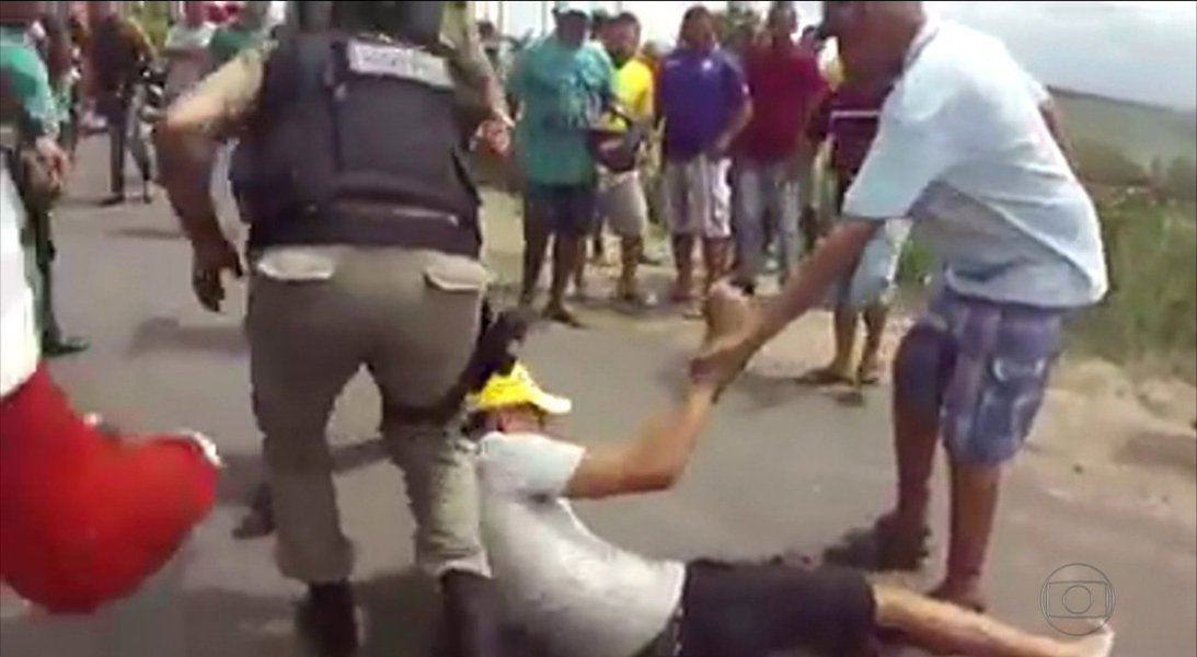O juiz Ícaro Nobre Fonseca determinou o afastamento do policiamento ostensivo de dois policiais militares acusados de homicídio e tortura de Edvaldo da Silva Alves, de 19 anos, atingido à queima-roupa com uma bala de borracha em uma manifestação pela paz no município de Itambé, interior de Pernambuco, em março deste ano; outras medidas solicitadas pelo Ministério Público de Pernambuco foram negadas, como o recolhimento domiciliar noturno dos réus