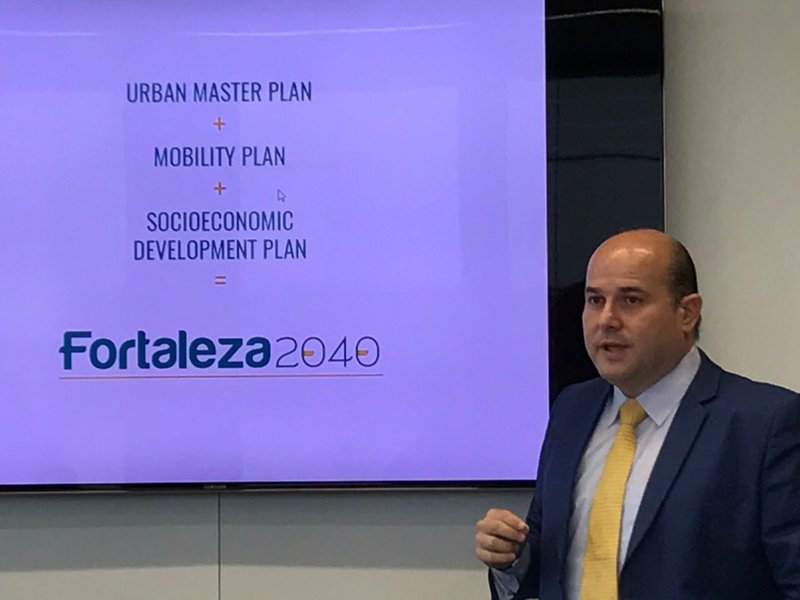 O prefeito de Fortaleza, Roberto Cláudio (PDT), viajou nesta segunda-feira (28), para em Pequim, na China, onde cumprirá uma intensa agenda de atividades, entre elas, reuniões com empresários chineses, participação em um seminário promovido pela Fundação Getúlio Vargas e a Universidade de Pequim e reunião com representantes dos Brics. O projeto de desenvolvimento Fortaleza 2040 está nas prioridades do prefeito na busca de parcerias e financiamento, na China