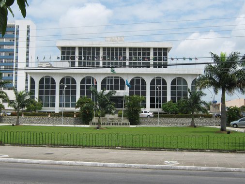 Ação da PF no Tribunal de Contas de Alagoas é um desdobramento da Operação Rodoleiro - iniciada em 2011 - que investigava esquema de desvio de recursos públicos por meio de fraude na declaração de Imposto de Renda de servidores da Corte; dois ex-conselheiros são suspeitos de envolvimento; alvo dos federais foi o Departamento de Tecnologia da Informação, onde foram apreendidos computadores