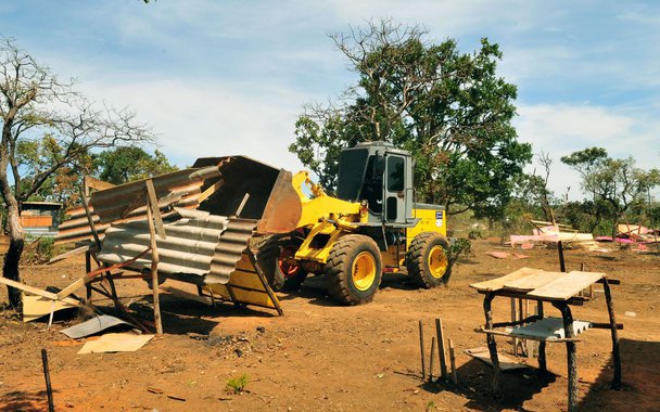 A Polícia Civil do Distrito Federal deflagrou a Operação Sacerdote para cumprir mandados de prisão, condução coercitiva e de busca em apreensão contra a grilagem de terras na região do Setor de Mansões Dom Bosco, no Lago Sul; a sede da Agência de Desenvolvimento (Terracap) é um dos endereços alvos das investigações; estão sendo cumpridos sete mandados de prisão temporária, cinco de condução coercitiva (em que a pessoa é levada a depor) e 15 de busca e apreensão