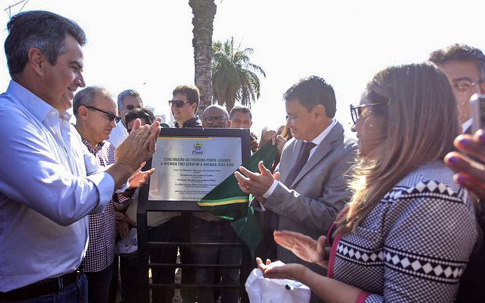 O governador Wellington Dias e o prefeito de Teresina, Firmino Filho, participaram da inauguração da terceira ponte Juscelino Kubitschek e da praça Francisco das Araújo Chagas Júnior, localizada em baixo da ponte; "Temos um trabalho conjunto. Aqui destaco a ponte Wall Ferraz. A Prefeitura também entregou a avenida ao lado do Albertão e agora estamos avançando com o elevado da Miguel Rosa. São ações que vão permitindo que as pessoas percam menos tempo em seu deslocamento, principalmente aquelas que andam de ônibus e precisam cruzar a cidade todos os dias", disse Wellington