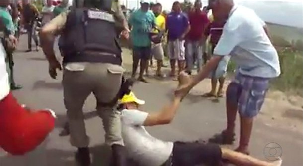 O juiz Ícaro Nobre Fonseca determinou o afastamento do policiamento ostensivo de dois policiais militares acusados de homicídio e tortura de Edvaldo da Silva Alves, de 19 anos, atingido à queima-roupa com uma bala de borracha em uma manifestação pela paz no município de Itambé, interior de Pernambuco, em março deste ano; outras medidas solicitadas pelo Ministério Público de Pernambuco foram negadas, como o recolhimento domiciliar noturno dos réus
