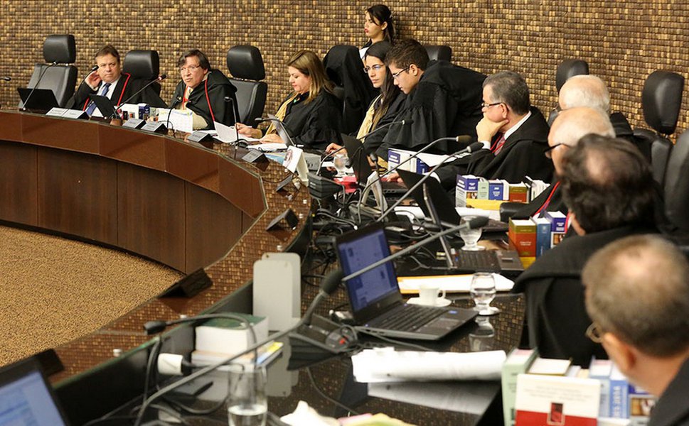 O Tribunal de Justiça (TJ) de Alagoas acatou pedido feito por representantes de associações militares para que a corte passe a intermediar a negociação de reajuste salarial anual para a categoria com o governo de Alagoas; condução dos trabalhos será da equipe que integra o Núcleo Permanente de Métodos Consensuais de Solução de Conflitos (NJUS/AL)