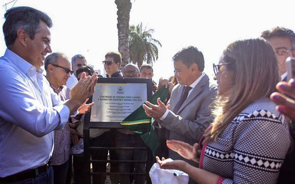 O governador Wellington Dias e o prefeito de Teresina, Firmino Filho, participaram da inauguração da terceira ponte Juscelino Kubitschek e da praça Francisco das Araújo Chagas Júnior, localizada em baixo da ponte; "Temos um trabalho conjunto. Aqui destaco a ponte Wall Ferraz. A Prefeitura também entregou a avenida ao lado do Albertão e agora estamos avançando com o elevado da Miguel Rosa. São ações que vão permitindo que as pessoas percam menos tempo em seu deslocamento, principalmente aquelas que andam de ônibus e precisam cruzar a cidade todos os dias", disse Wellington