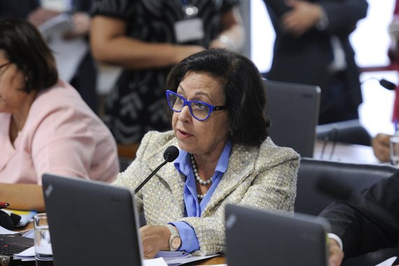 A senadora baiana Lídice da Mata (PSB) criticou nesta terça-feira, em audiência na Comissão de Assuntos Econômicos do Senado, o relatório produzido para a reforma trabalhista; "Eu não posso deixar de dizer que para mim esse relatório foi uma surpresa. pois não relata nada, me perdoem", afirmou a socialista; o documento mencionado por Lídice faculta ao presidente da República mudanças que os próprios senadores poderiam ter feito e que dificilmente ele fará. Lídice diz ainda que o relatório do Senado é muito parecido com o "monstro" enviado pela