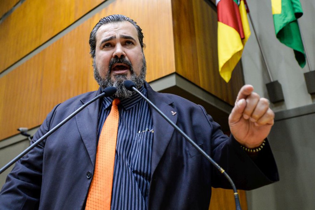 Vereadores retornam do recesso parlamentar e discutem projetos enviados à Câmara pelo poder executivo. Na foto, o vereador Claudio Janta.