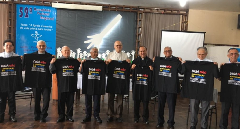 Inspirados pelo profetismo do criador da CNBB, dom Helder Camara, os bispos que compõem o Regional NE2 da CNBB, formado pelas províncias eclesiásticas de Pernambuco, Alagoas, Paraíba e Rio Grande do Norte expressaram seu posicionamento contrário à privatização da Companhia Hidro Elétrica do São Francisco (Chesf); reunidos na cidade paraibana de Lagoa Seca, para participar da 52ª Assembleia Pastoral do Regional NE2 da CNBB, os bispos e arcebispos presentes ao encontro entendem que a privatização da Chesf causará um grande impacto, afetando especialmente as populações ribeirinhas, agricultores familiares e ao meio-ambiente