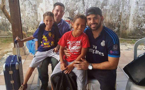  vereador carioca David Miranda (PSOL) anunciou nessa sexta-feira, 13, em sua conta no Facebook que ele e o jornalista Glenn Greenwald se tornaram pais de duas crianças; "Isso é só um pouquinho que posso falar dos meus filhos maravilhosos! Agora somos eu, Glenn, João, Jonathan e nossos 24 cachorros! Família cresceu", disse o vereador